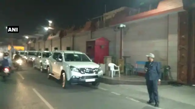 Akhilesh Yadav arrives at Mayawati’s residence. 