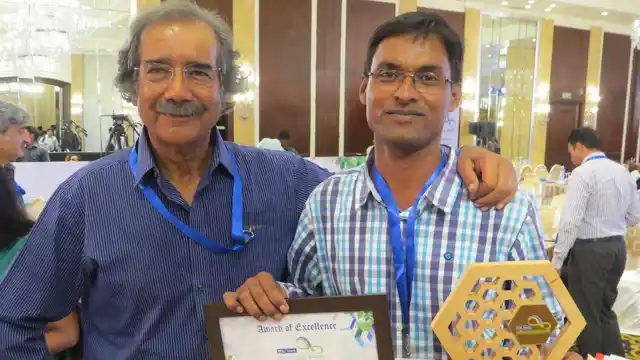 Rabindranath Sahu (R) receives an award for his efforts in wildlife conservation.