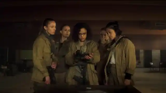 Natalie Portman, Jennifer Jason Leigh, Gina Rodriguez, Tessa Thompson, and Tuva Novotny in a still from <i>Annihilation</i>.