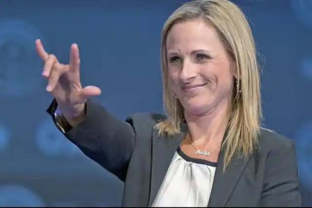 The hearing impaired FBI agent Jocelyn Turner is played by Oscar winner Marlee Matlin.