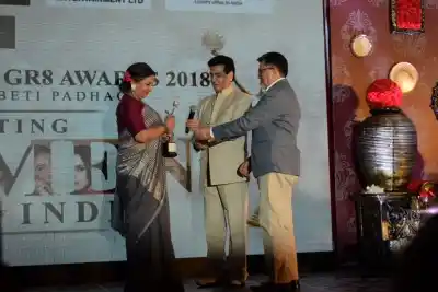 Mumbai: Actors Shabana Azmi and Jeetendra at the "20th Beti FLo GR8 Women Award 2018" in Mumbai on April 16, 2018 . (Photo: IANS)