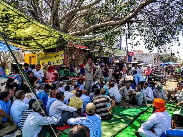 The Hindu Ekta Manch agitating on National Highway 44 in Kathua, Jammu.