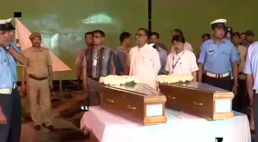 Mortal remains of two arrive in Kolkata.