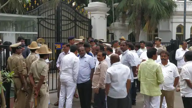HD Kumaraswamy waiting outside the Raj Bhavan.