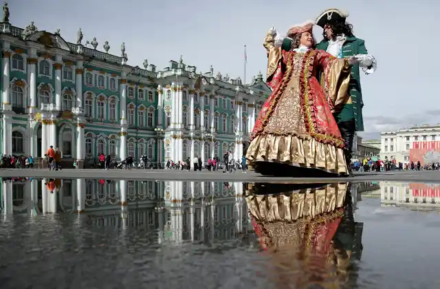 Street actors’ performances at the Dvortsovaya (Palace) Square in St Petersburg is a thing to look forward to for tourists.