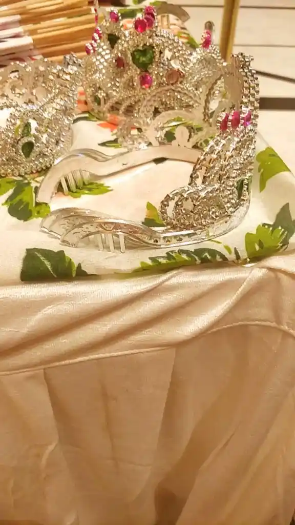 The tiaras offred to all guests. 