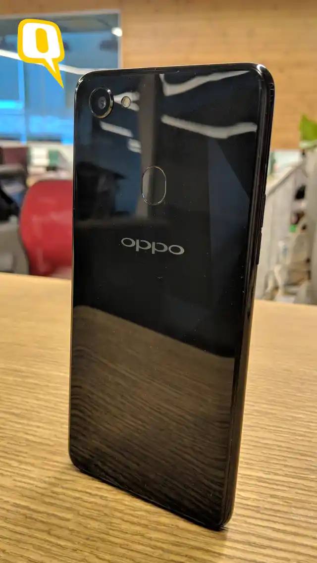 Oppo F7 houses a long performing 3,400 mAh battery inside.