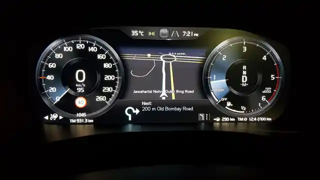 Cameras on the windscreen can read speed limits and other road signs, displaying them on the instrument panel. 