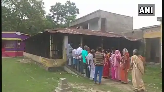 Voters queue up outside a polling booth in West Bengal. Image for representation.
