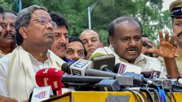 Karnataka Congress leader Siddaramaiah (Left) with Chief Minister HD Kumaraswamy.