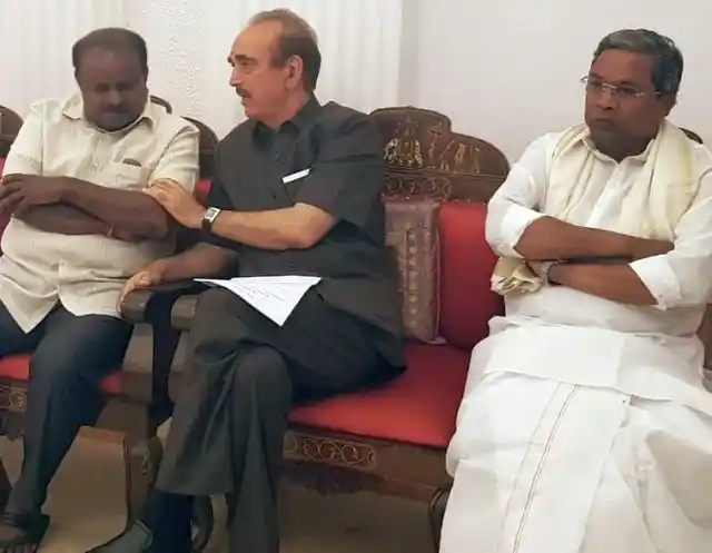 Siddaramaiah along with senior Congress and JD(S) leaders at Raj Bhavan. 