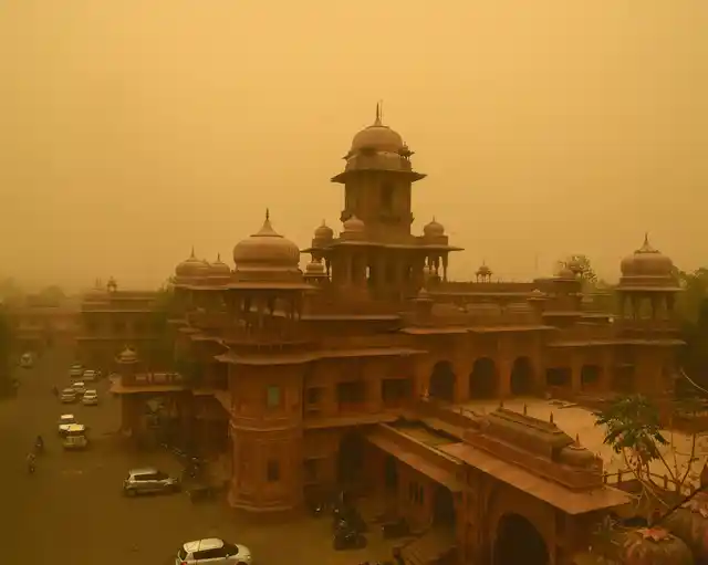A view of the Court of Bikaner during the dust storm. 