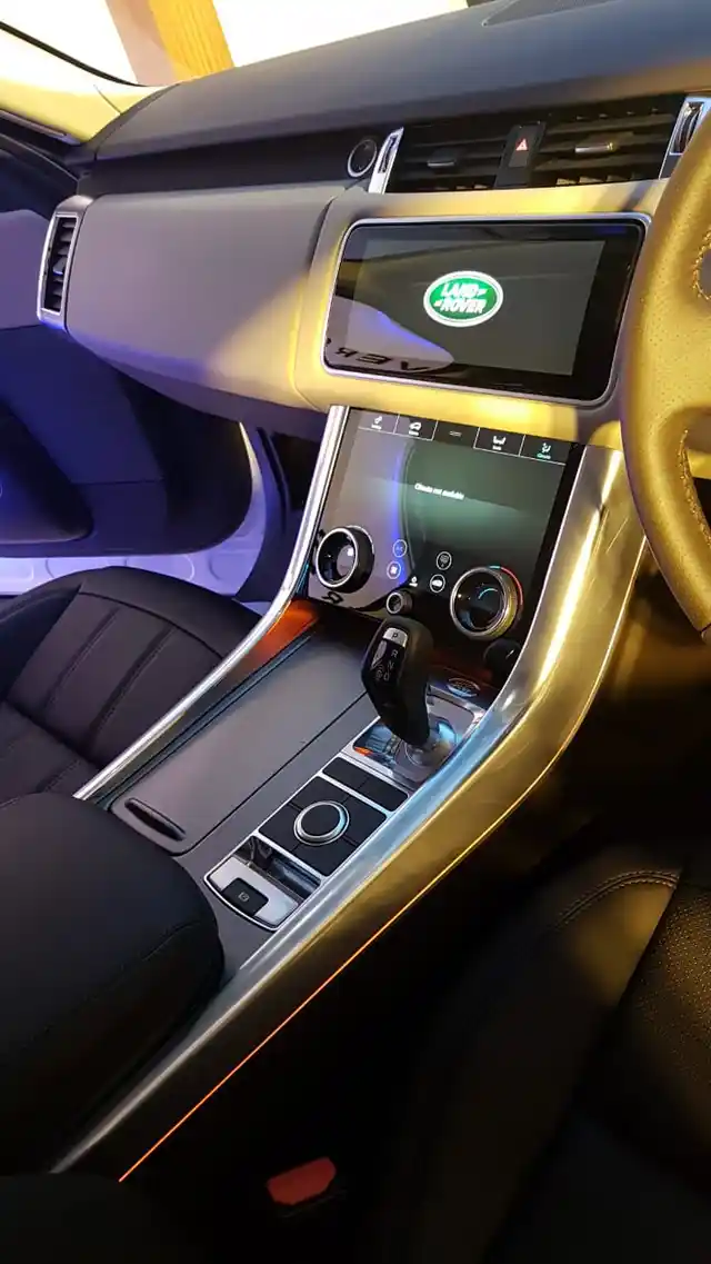 The twin touchscreen displays in the new Range Rover and Range Rover Sport. 