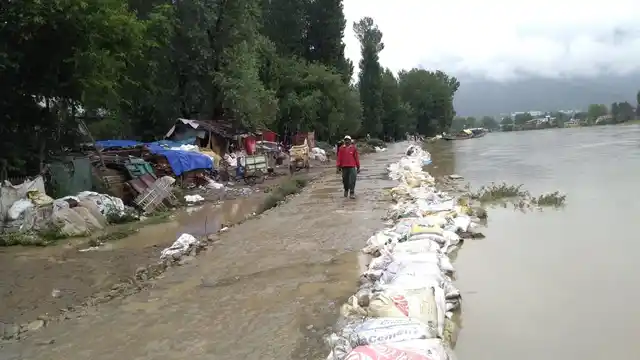 The overflowing Jhelum.