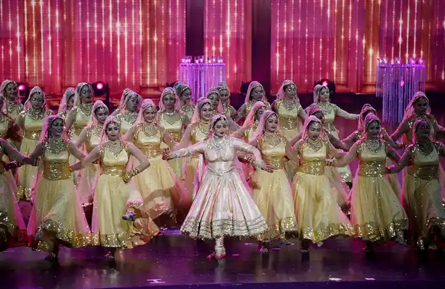 Veteran actor Rekha set the stage on fire at the 2018 IIFA Awards.