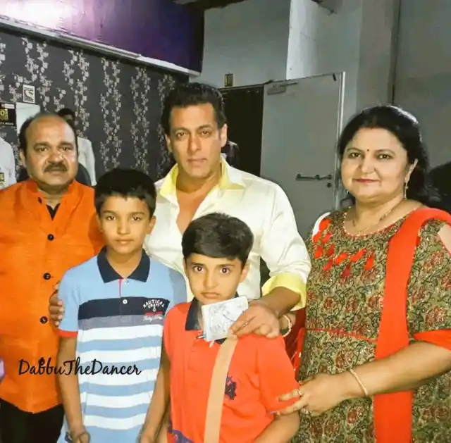 Sanjeev Shrivastava and family with Salman Khan on the sets of <i>Dus Ka Dum.</i>