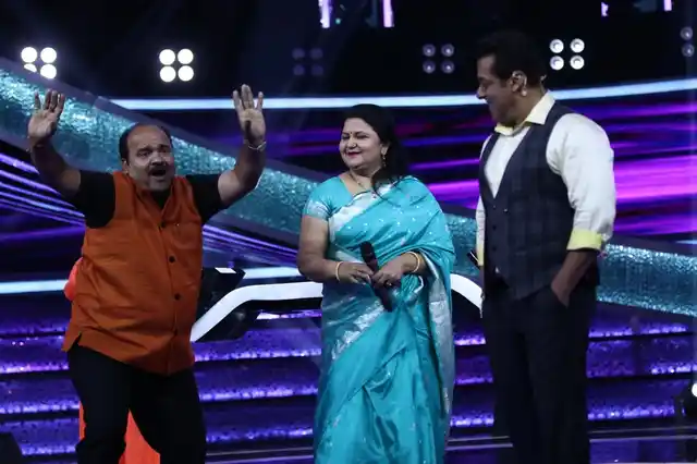 Sanjeev Shrivastava is in a mood to groove as Salman Khan looks on.