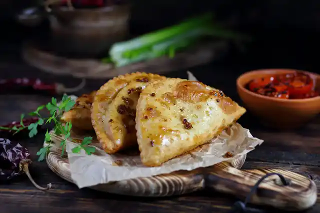 The word pirozhki comes from the Russian word “pirog” (pie).