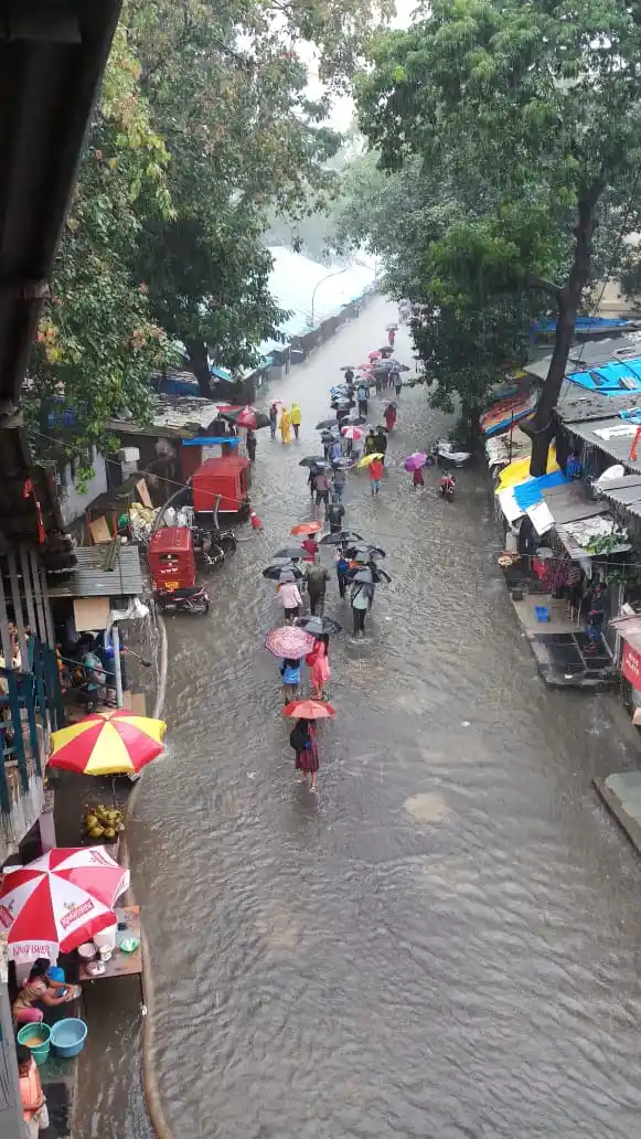 Road outside Elphinstone Station.
