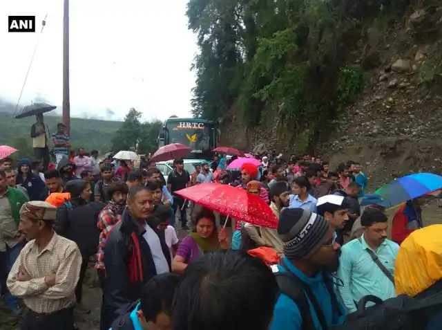 People stranded in Manali.
