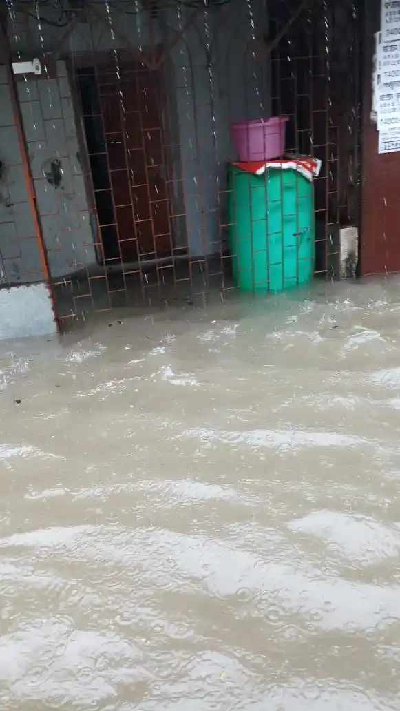 Road outside Elphinstone Station.
