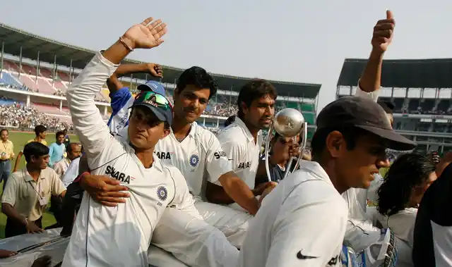 India’s Sourav Ganguly (L) celebrates with team mates RP Singh (2nd L), Munaf Patel (C) and Rahul Dravid (R) during a victory lap after winning the fourth cricket test match against Australia in Nagpur on 10 November, 2008. India won the series against Australia by 2-0. 
