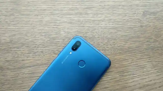 The Honor Play houses one 16-megapixel and one 2-megapixel dual camera setup.