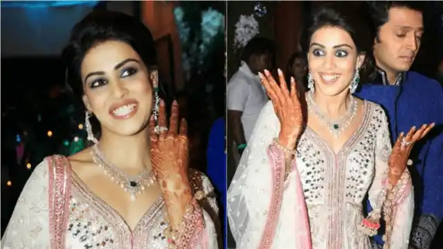 Genelia D’souza and Riteish Deshmukh’s courtship period of almost nine years, finally culminated into marriage, when Riteish proposed Genelia with this sparkler. 
