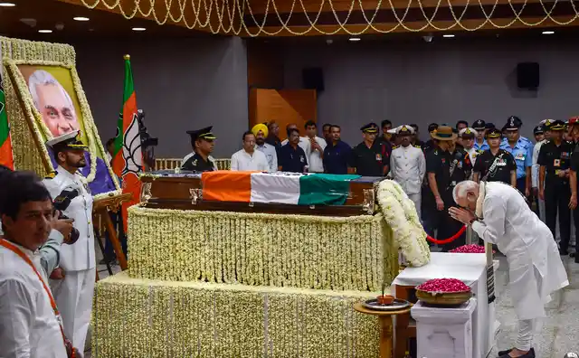 Prime Minister Narendra Modi pays last respects to former PM.