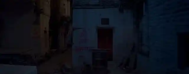 A still from the trailer of <i>Stree</i>: ‘Oh Stree, kal aana’ (‘come tomorrow’) written outside the walls of people’s houses.