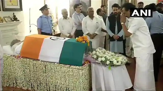 DMK leader MK Stalin pays tribute to former Prime Minister Atal Bihari Vajpayee at his residence in Delhi, in the early hours of 17 August.