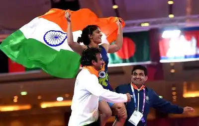 Vinesh (centre) celebrates after winning in Jakarta. 