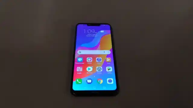 The Honor Play sports a 6.3-inch notched display with a 19.9:9 aspect ratio with a 409ppi pixel density.