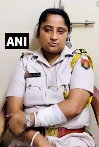 A lady constable who received injuries while trying to restrain TMC’s Mahua Moitra at Silchar Airport. Constable was seen pleading with Moitra to stop protesting.