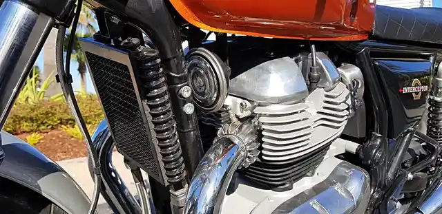 The parallel-twin, two-cylinder, 648 cc engine features 4-valves per cylinder, single-spark and electronic fuel-injection with oil-air-cooling. 