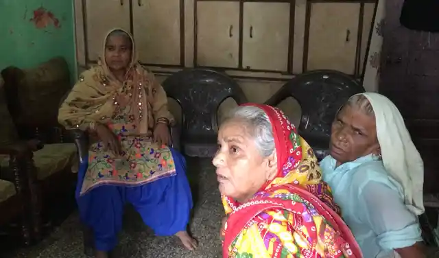 Raeesa Begum, while narrating her experience of being denied ration, was joined by her neighbours with similar stories of exclusion.