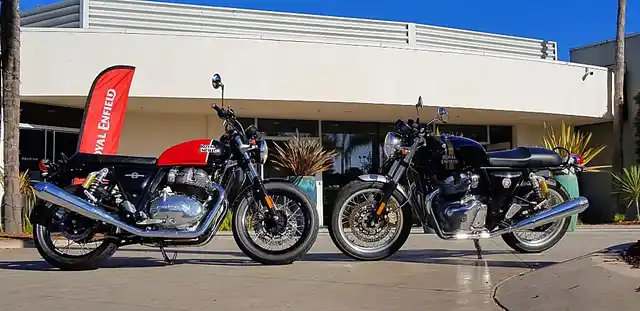 Although built on the same twin-cradle, tubular chassis with a 1,400 mm wheelbase and 174 mm of ground clearance, the RE twins offer completely different riding positions. 