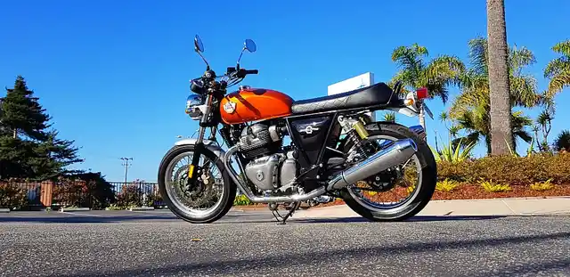 The Interceptor sports a straight-forward cruiser look, with upright handle, forward-positioned foot pegs, flat seat, and curved 14-litre tank. 