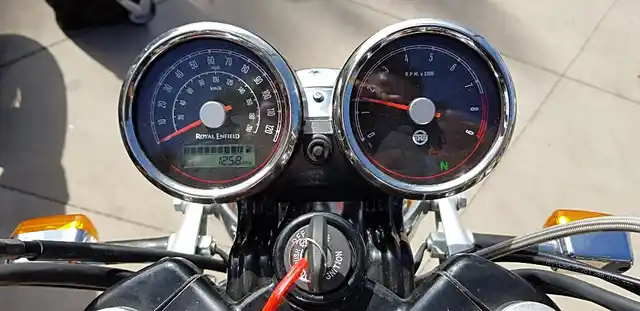 The two-pod instrument cluster features an analogue tachometer and speedometer with a digital fuel gauge, odometer and tripmeters. 