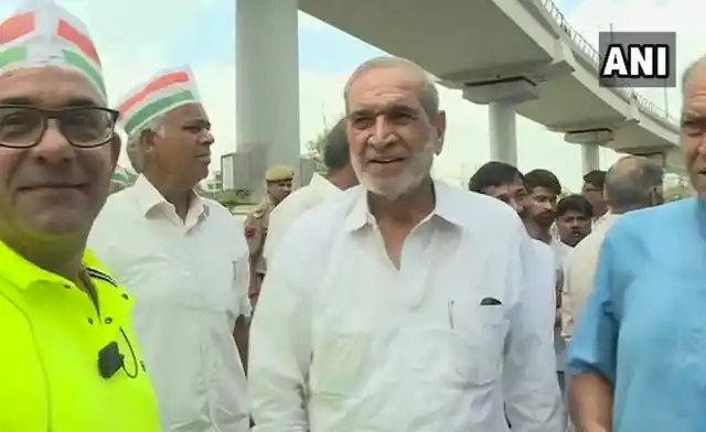 Congress leader and 1984 riots accused Sajjan Kumar joined Bharat Bandh protest in Delhi.