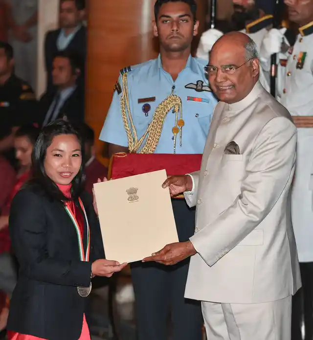 President Ram Nath Kovind confers Rajiv Gandhi Khel Ratna Award on weightlifter Mirabai Chanu at the National Sports and Adventure Award 2018 function.