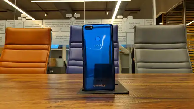 Looks wise, the Note 5 is a bit too ‘Huawei’, given its reflective blue back panel. 