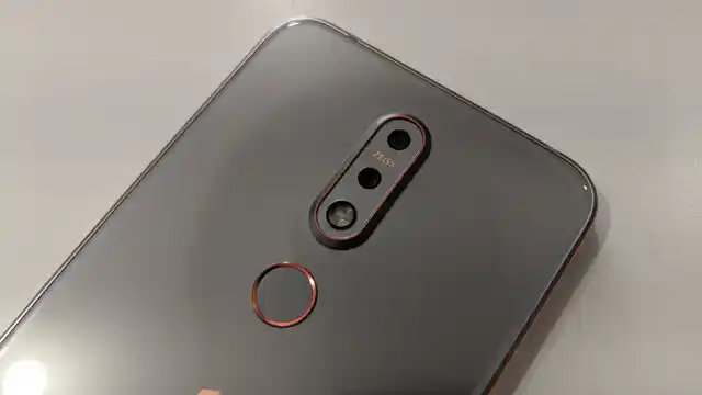 Dual rear cameras with Zeiss Optics sensors on the Nokia 7.1. 