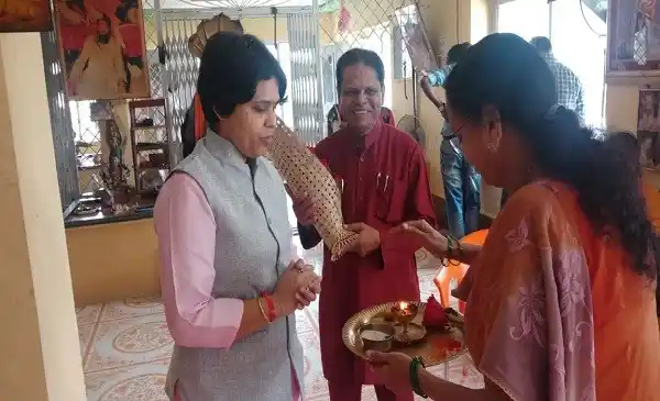 Members of different faiths approaching Trupti Desai after the SC verdict and felicitating her.