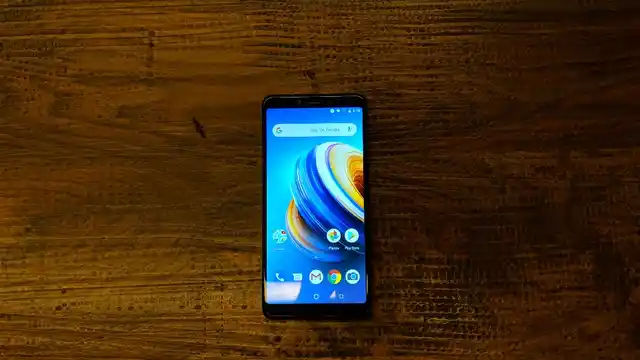 The display on the Note 5 is crisp and bright enough to use in all kinds of environments, no matter how sunny.