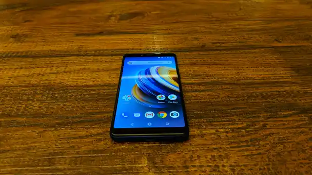 The Note 5 has great dimensions. The next-to-nothing borders make the phone’s aspect ratio 18:9.