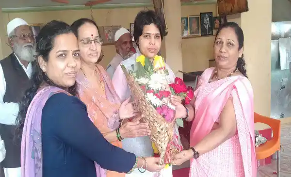 Members of different faiths approaching Trupti Desai after the SC verdict and felicitating her.