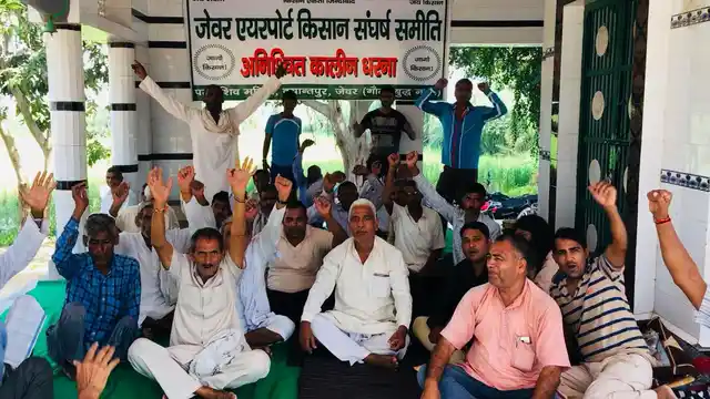 The Jewar Airport Kisan Sangharsh Samiti sitting on an indefinite fast in Dayantpura village in Jewar. In the middle in the white kurta-pajama is Ajay Pratap.