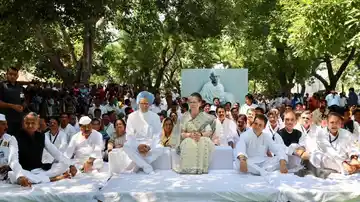 Manmohan Singh, Sonia Gandhi and Rahul Gandhi at Sevagram Ashram in Maharashtra’s Wardha. 
