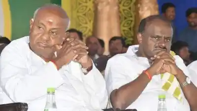 Mysuru: JD(S) Supremo H. D. Deve Gowda and Karnataka JD(S) president H. D. Kumaraswamy during a programme organised to flag off “Karnataka Vikasa Yatra” ahead of Karnataka Assembly polls in Mysuru on Nov 7, 2017. 